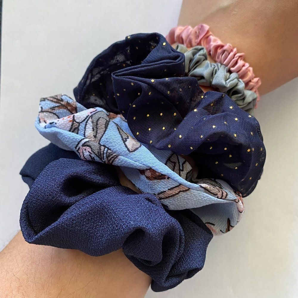 𝅺Set of 5 Scrunchies - Navy Polka Dot Floral